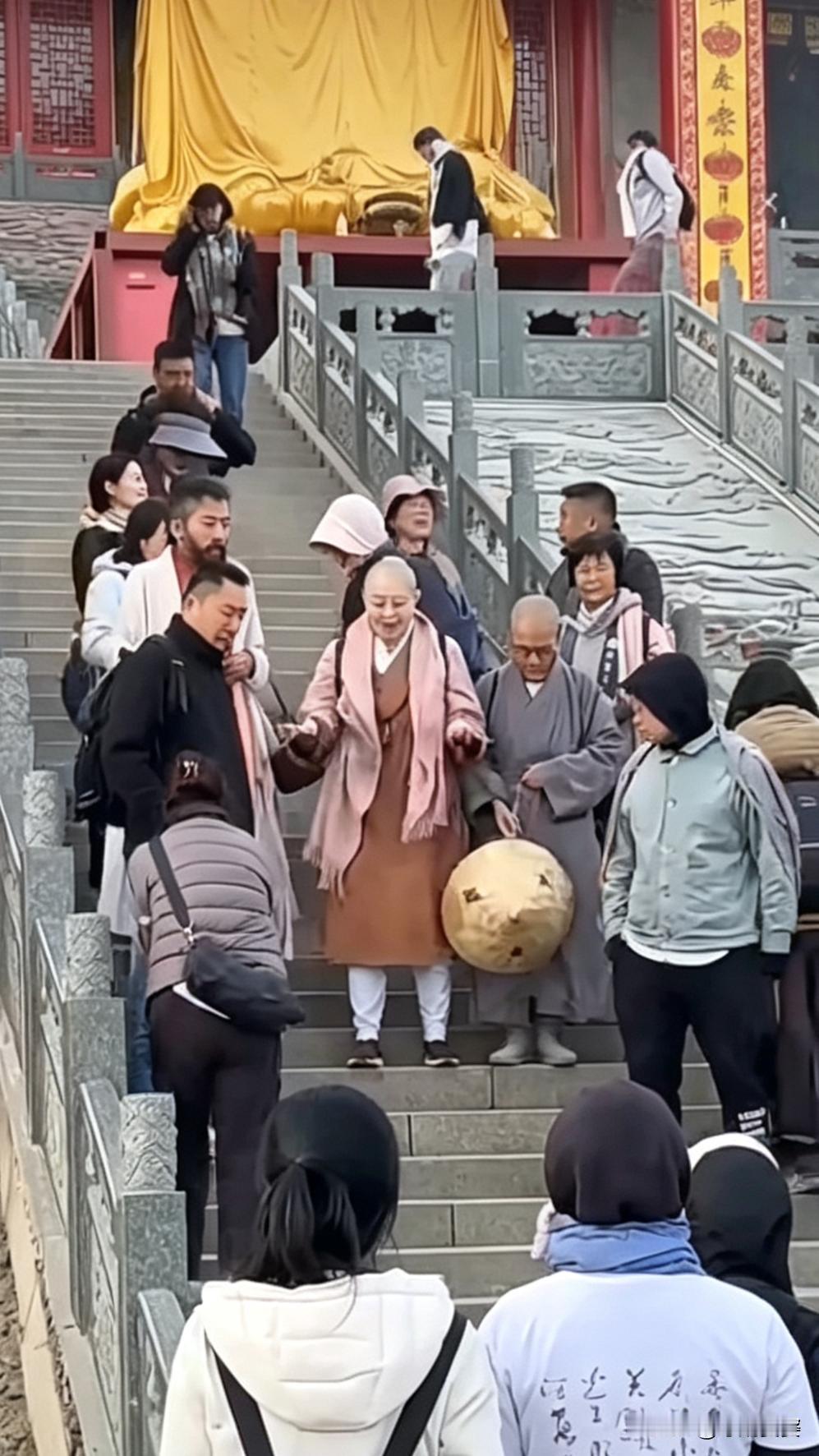李娜才是真正用灵魂唱歌的人，在普通老百姓心里，没人能替代她。，这份实打实的喜爱，