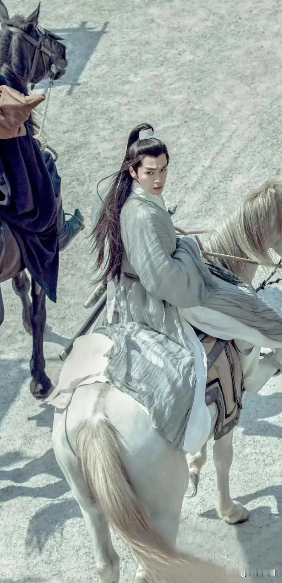 张若昀，徐凤年和范闲骑马回头的画面一对比，没想到徐凤年竟赢了范闲。

《庆余年》