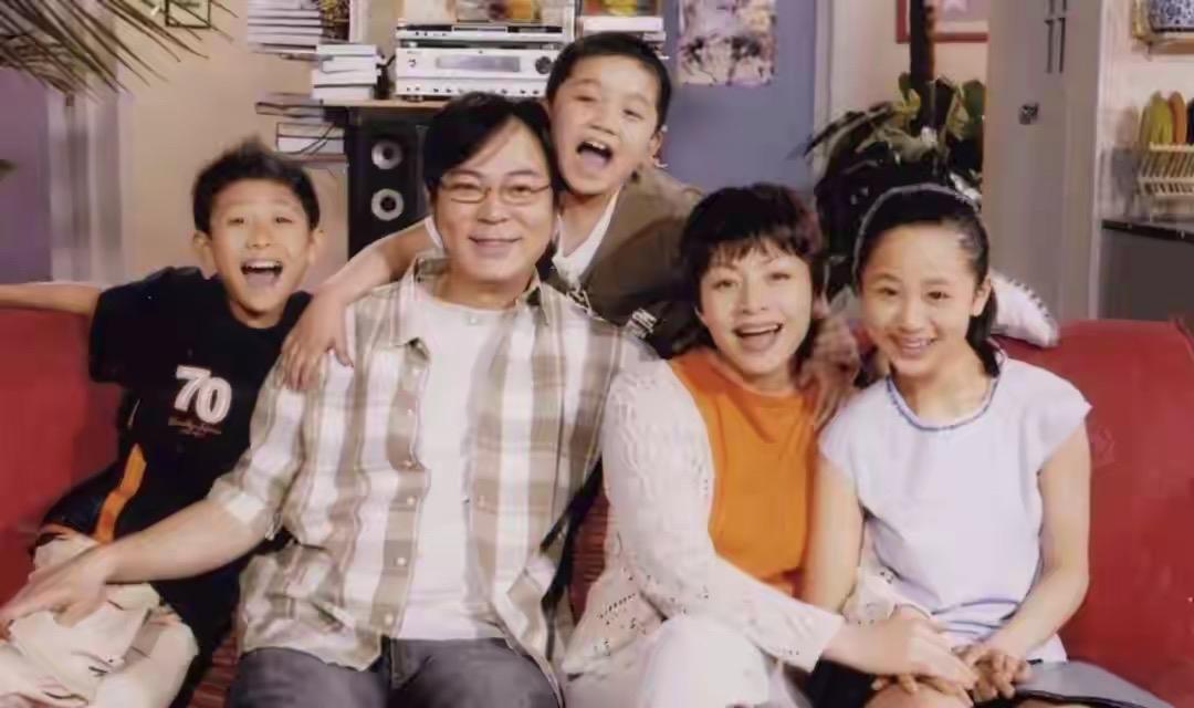 为什么感觉《家有儿女》中刘星总被针对排挤？

我说句实话，因为大多数人代入的是刘