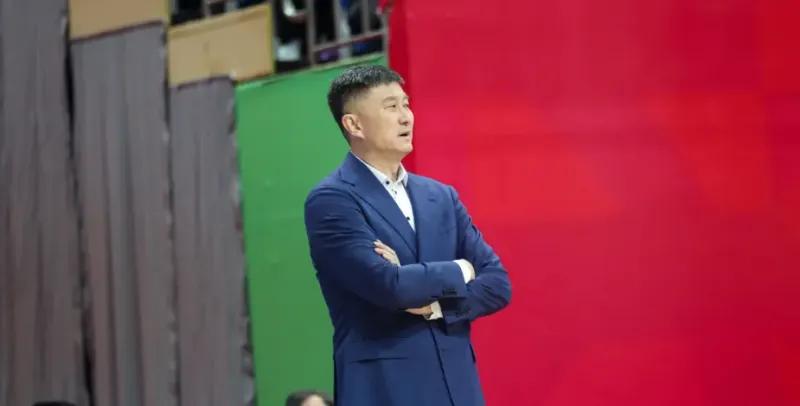 杜锋在很多的时候明显都是身不由己，因为他身上担任的职务实在是太多了！这也就导致他