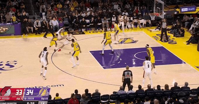 好掩护！杨瀚森进攻不行策应来凑！
在今天NBA常规赛开拓者对阵湖人的第二节比赛中