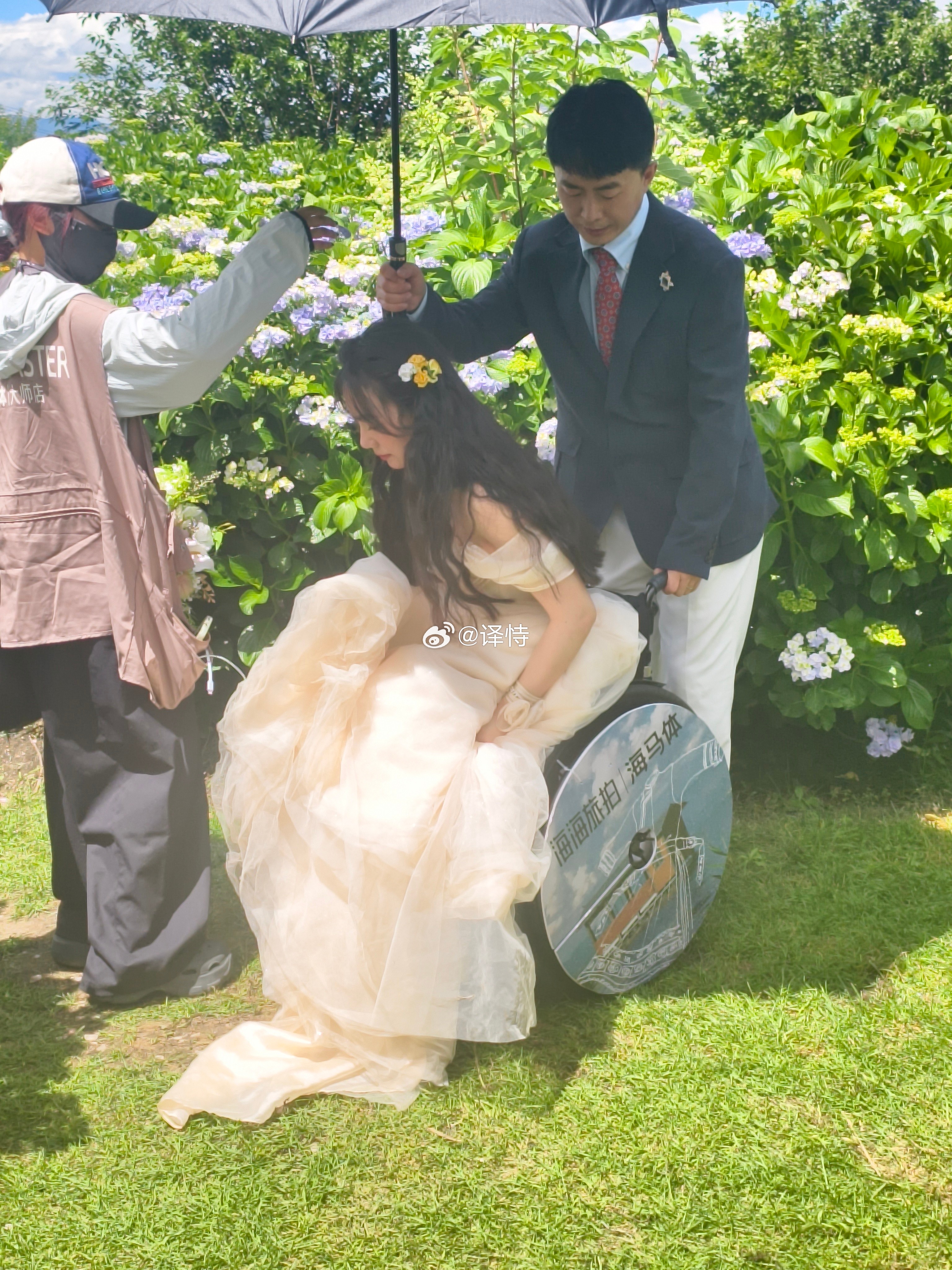 轮椅夫妻洱海边走红毯拍婚纱在大理偶遇这场温柔，司机细心协助上下车，后来才知道是曹
