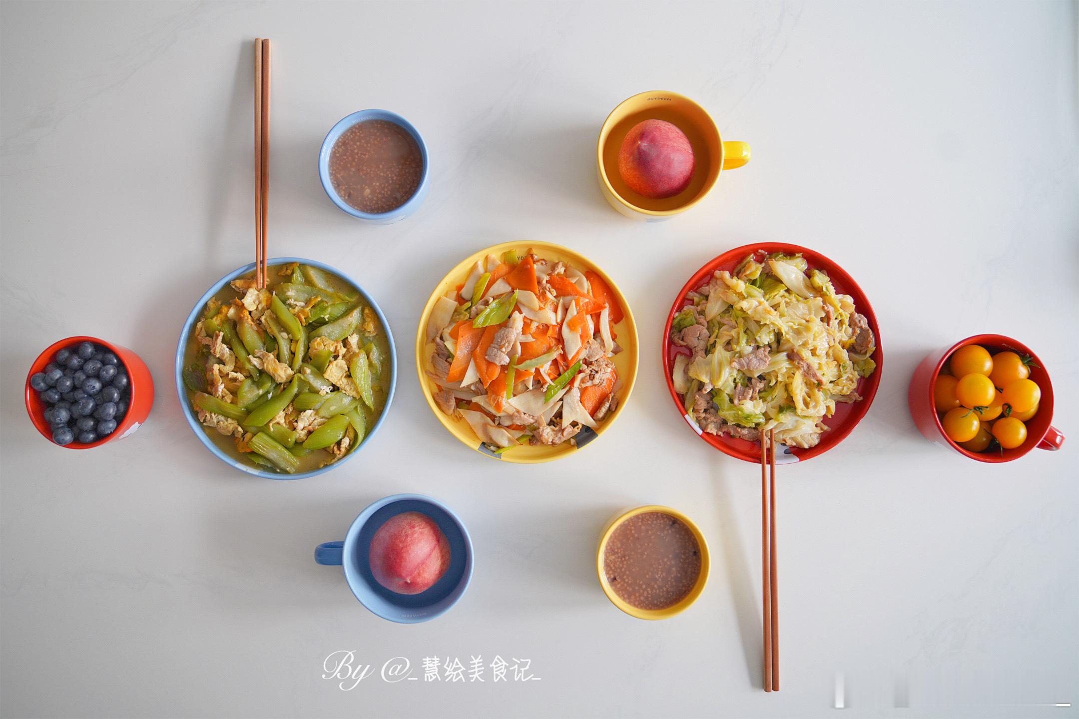 吃晚饭~杏鲍菇炒肉、丝瓜炒鸡蛋、卷心菜炒肉、红豆小米粥、桃子、蓝莓、小番茄~#好