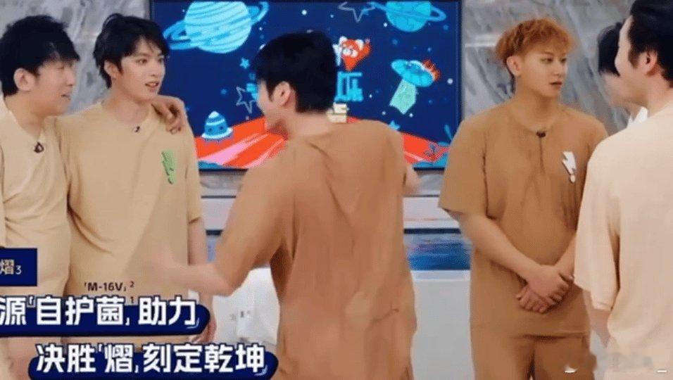 邵子恒差点把黄晓明搂摔了谁看了不笑！邵子恒赢了藏不住兴奋，拉着黄晓明往外冲，结果