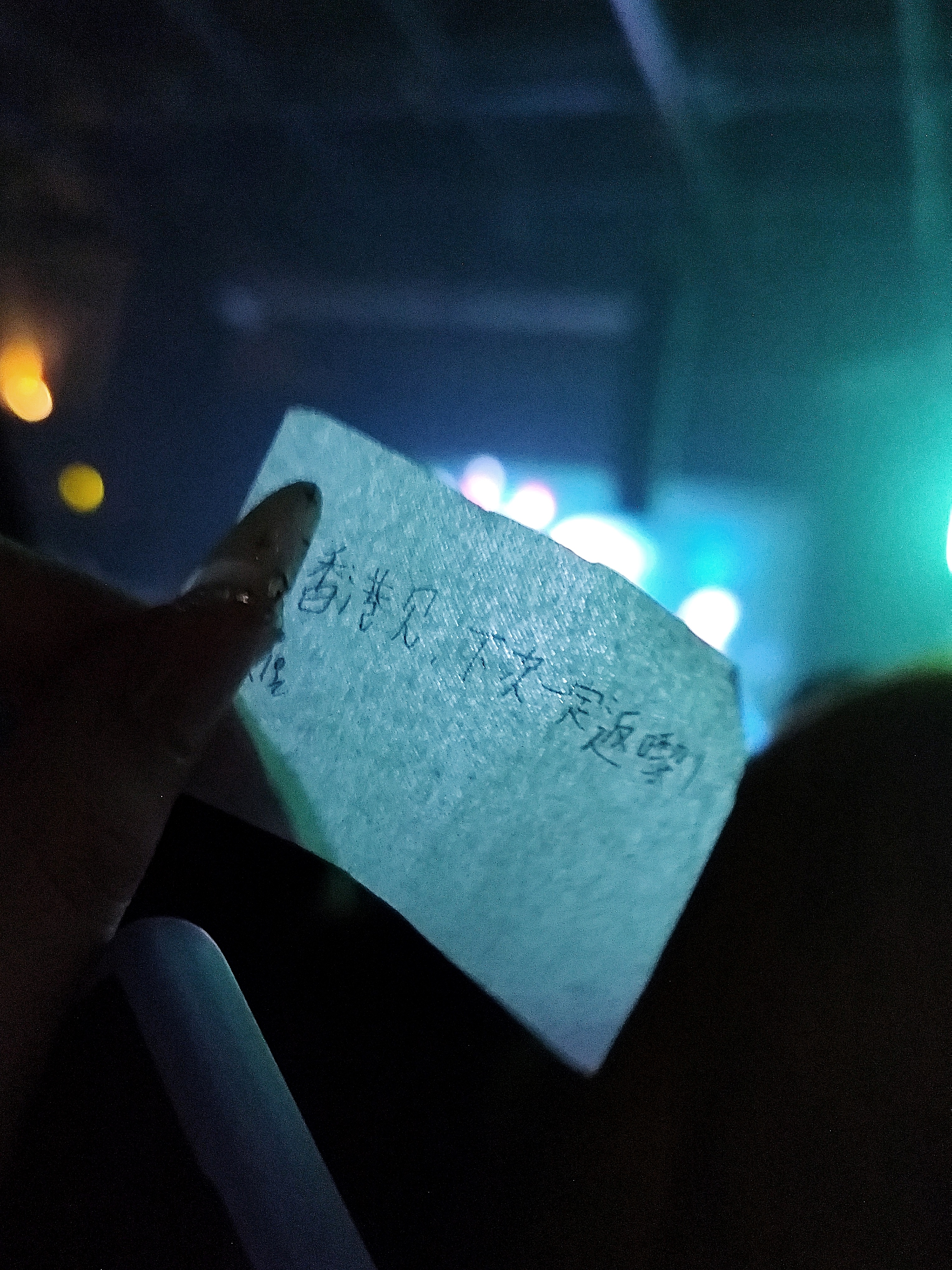 你透支我似水年华里的太多，我的爱，我的眼泪，我的所有感性部分，我甘愿。我竟然说我