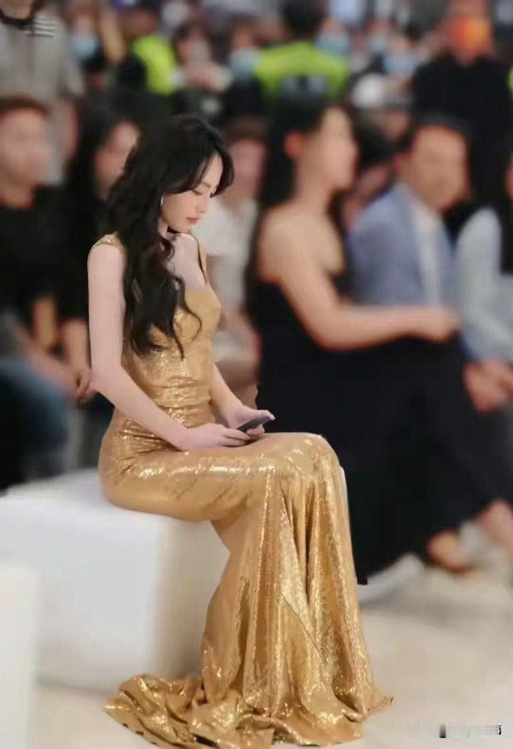 张嘉倪现身武汉活动，一身金色亮片长裙，绝佳腰臀比例太惹眼！ 