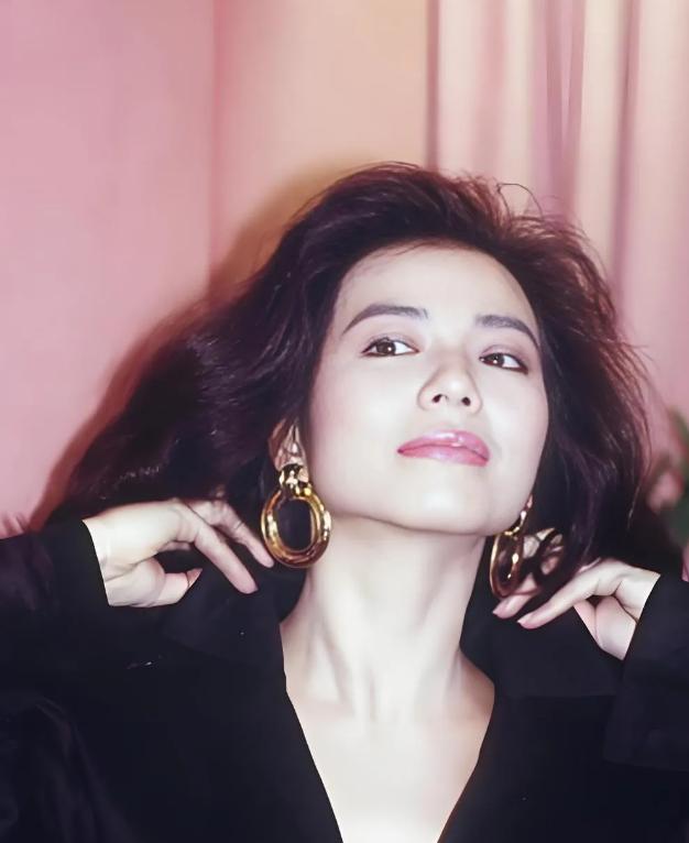 一个性学专家说：但凡有点姿色的已婚女人，自己愿意的话，都不止一个男人。

婚前有