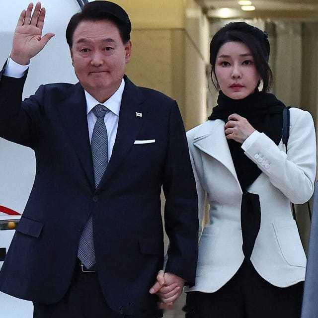 【韩前总统尹锡悦妻子被判有期徒刑4年】新华社快讯：韩国前总统尹锡悦妻子金建希被判