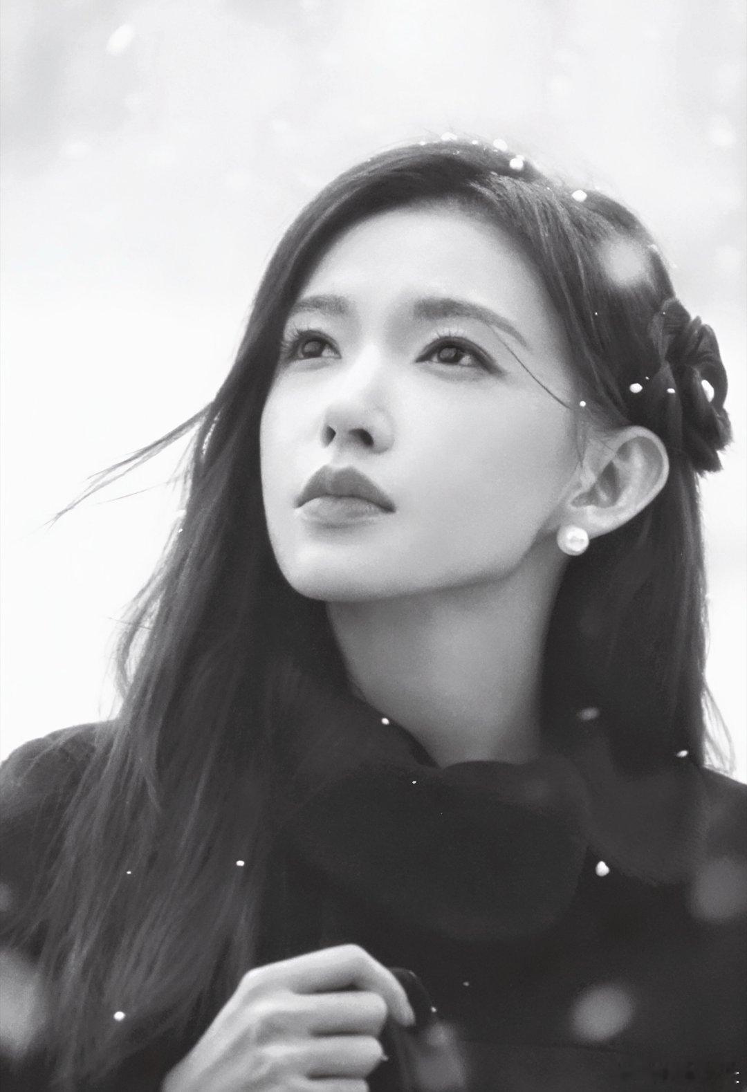 简约黑大衣也能穿出惊艳感程潇的冬日雪景大片 每一帧都像黑白电影 