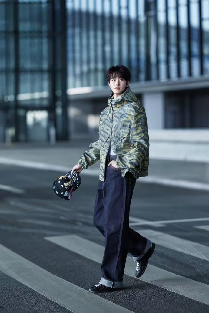 田嘉瑞爆改法式留子 哇哦！田嘉瑞巴黎时装周化身法式留子，时尚表现力超强，造型松弛