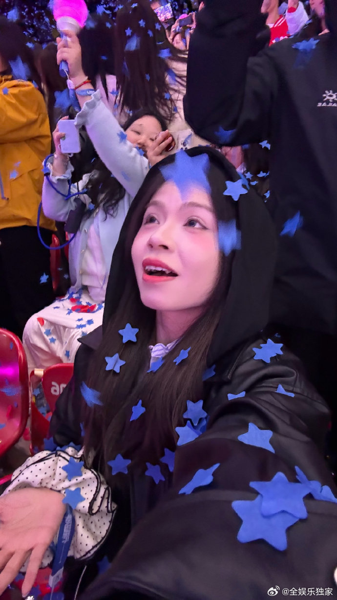 张杰晒粉丝对于演唱会的评论张杰珍藏着所有爱意，用歌声回馈陪伴，温暖又治愈。 