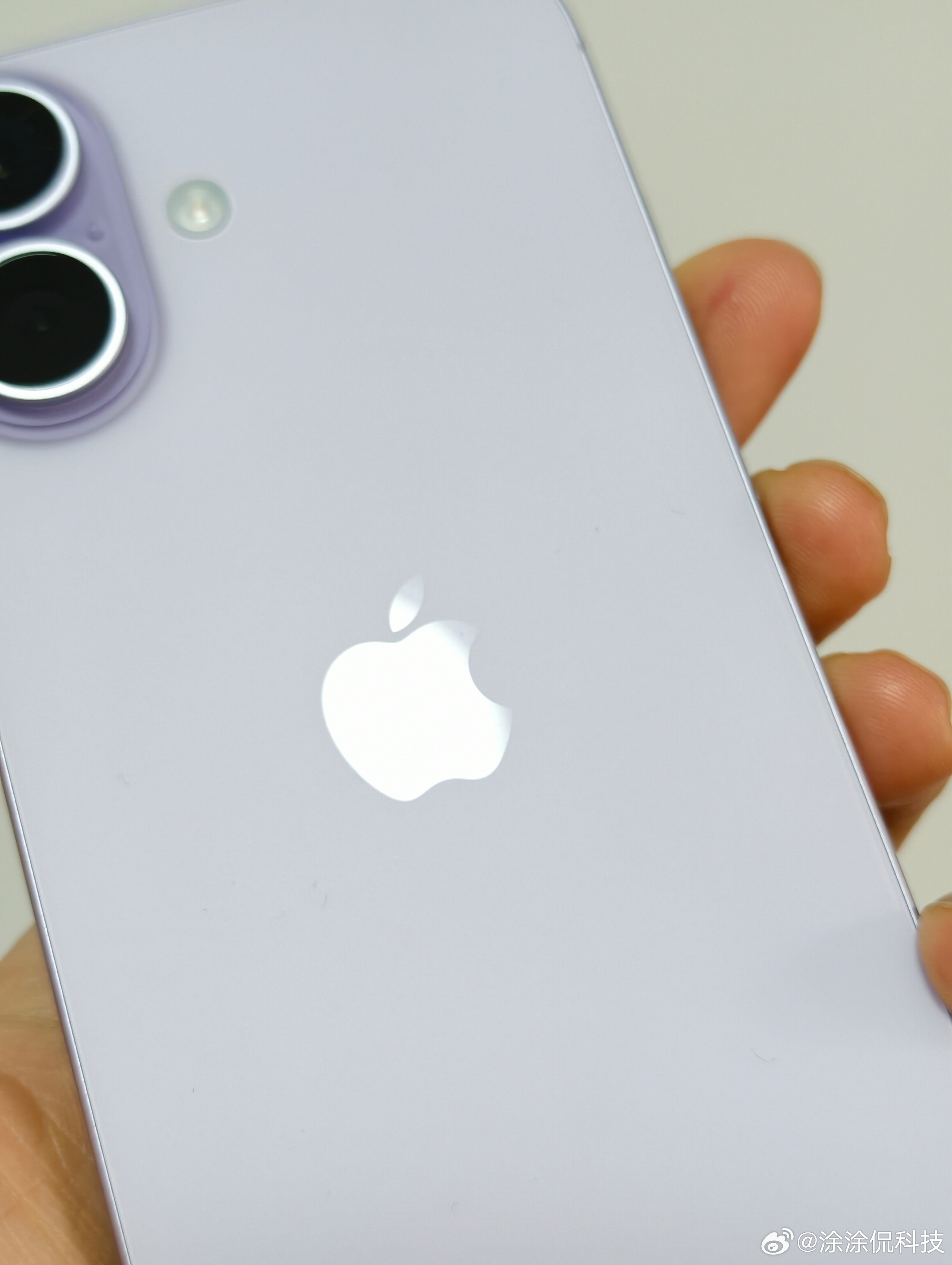 就数据看，国内iPhone 17系列销量还在涨，对于iPhone自己而言也恐怕是