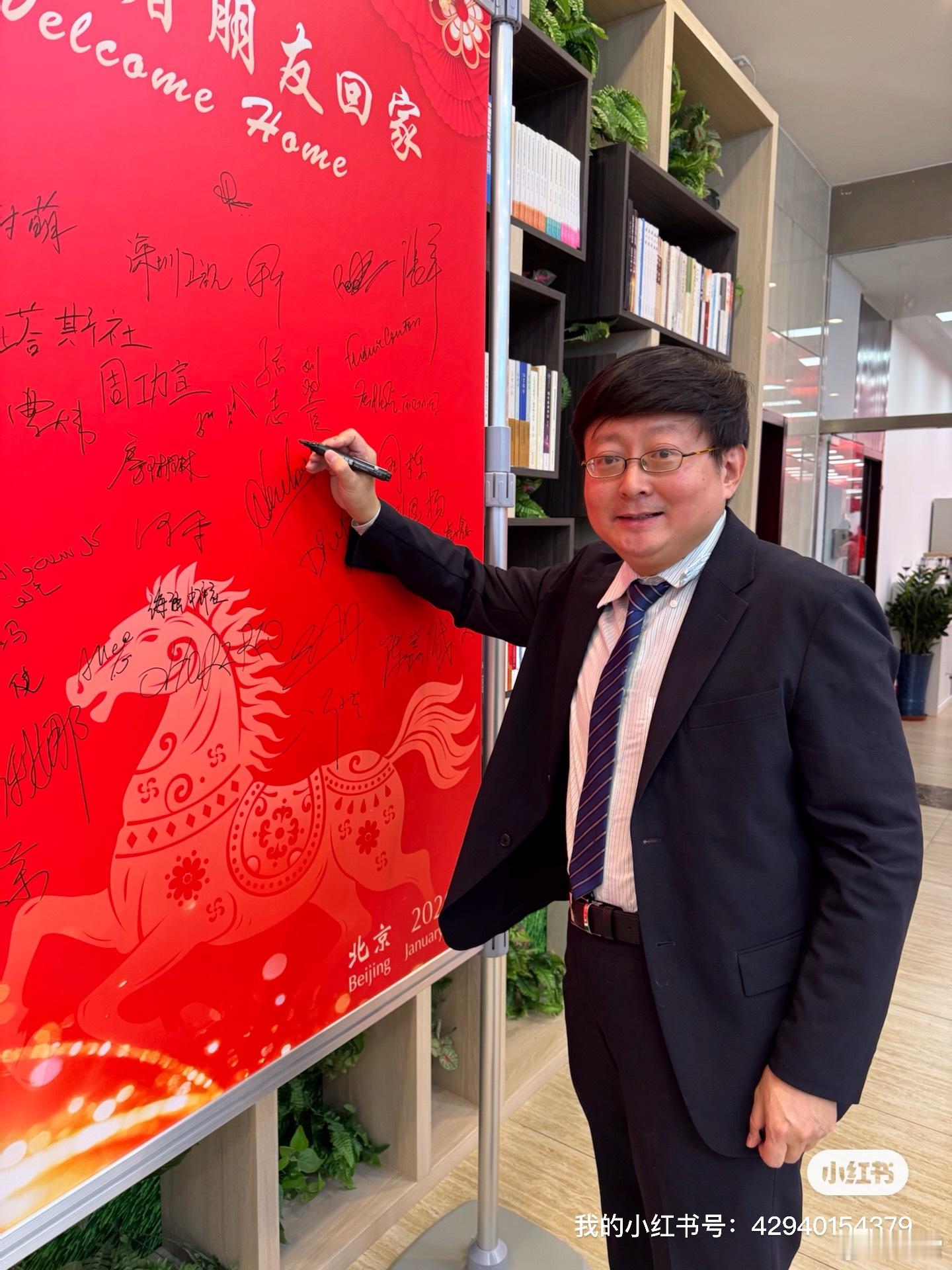 2026新征程，凤凰卫视周佳昕跑得最快，最早（图2）整整一年过去，我怎么变矮了，