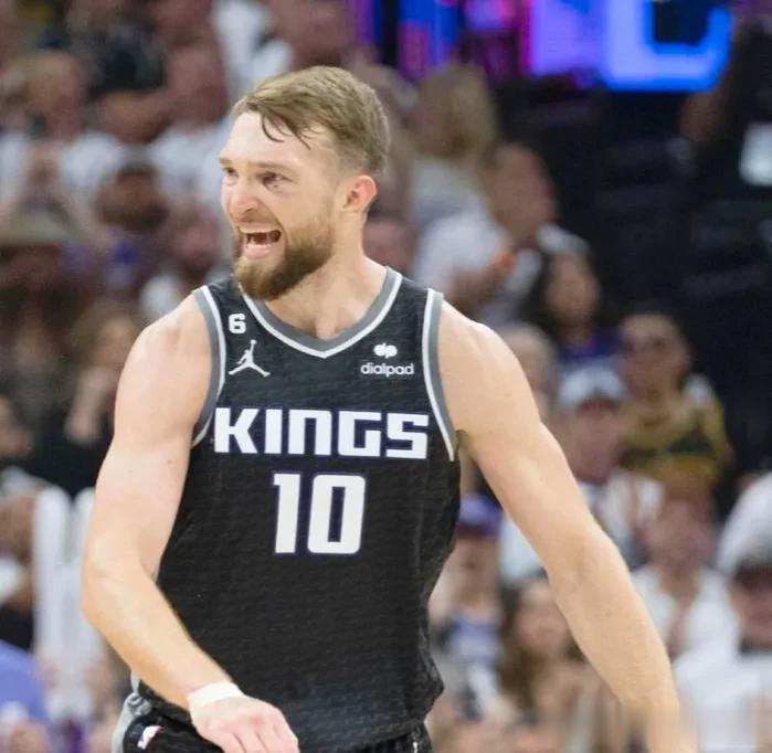 北京时间7月3日NBA国王队官方宣布与中锋球员萨博尼斯达成了一份5年2.17亿美