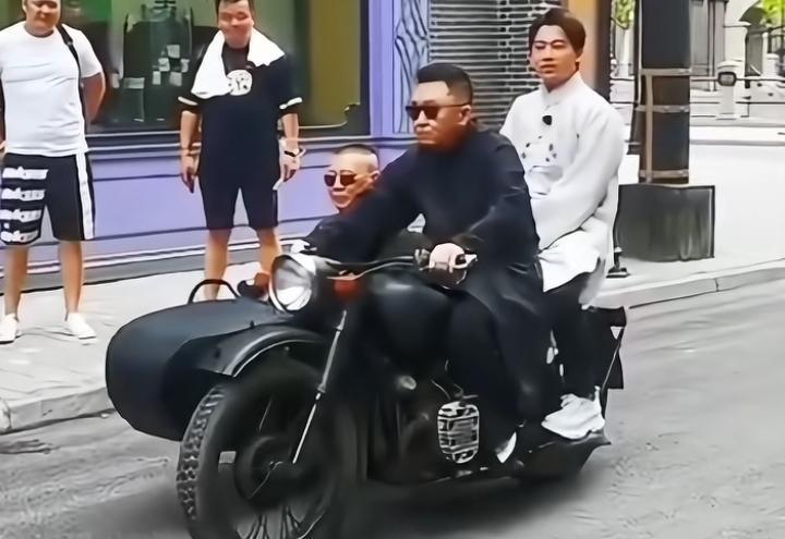 郭德纲带着于谦和儿子郭麒麟，骑摩托车飙过片场。
那身打扮、那街景，一秒把你拽回三