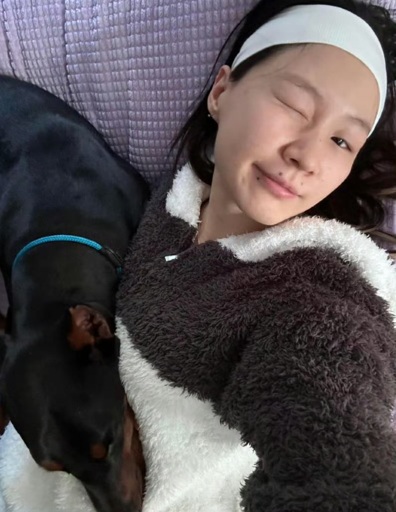 金靖出月子照 状态恢复的很不错呀 感觉金靖心态一直都好好[哈哈] 