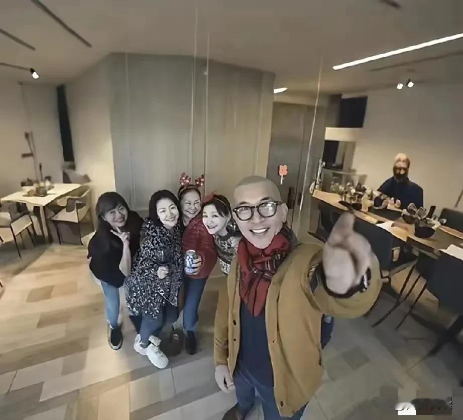 一起来打假

说
小S晒了全家福
是娘四个+具女婿
平安夜一起用大餐

照片上的