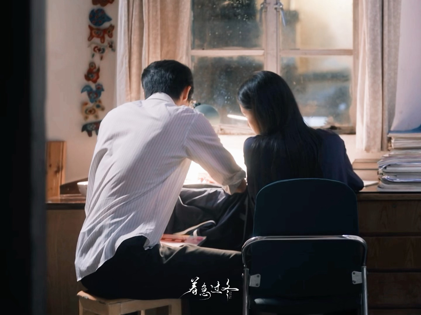 黑衬衫已经够帅了 白衬衫更是不相上下 陈异每套衬衫和短袖都很贴身但不紧身 刚好勾