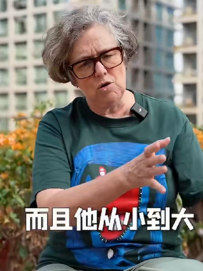 一位美国博主发视频澄清中国人对美式教育的误解，她说美国学生的压力也很大，并不是所