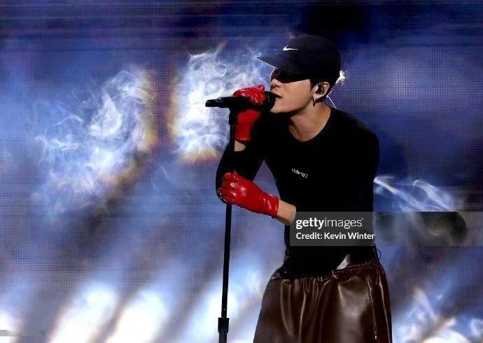 王嘉尔人体节拍器 王嘉尔的舞台是节拍器的视觉化呈现！他的身体就像个精密的节奏仪器