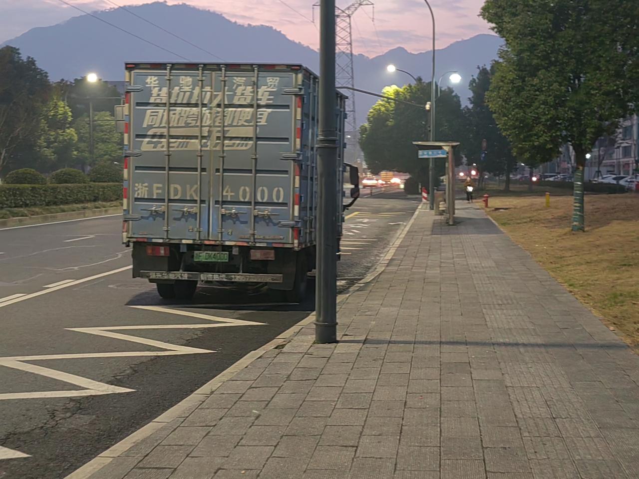 公交车进站路线被占位了。