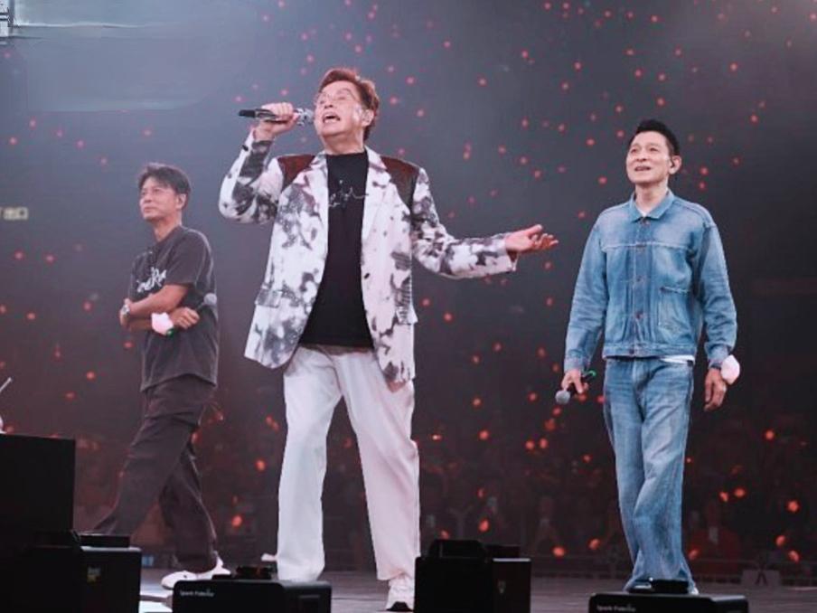 刘德华悄悄坐观众席看谭咏麟演唱会，结果被当场抓包喊上台。
 
9月22号晚上，谭