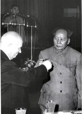 1959年9月30日，毛泽东与赫鲁晓夫碰杯。