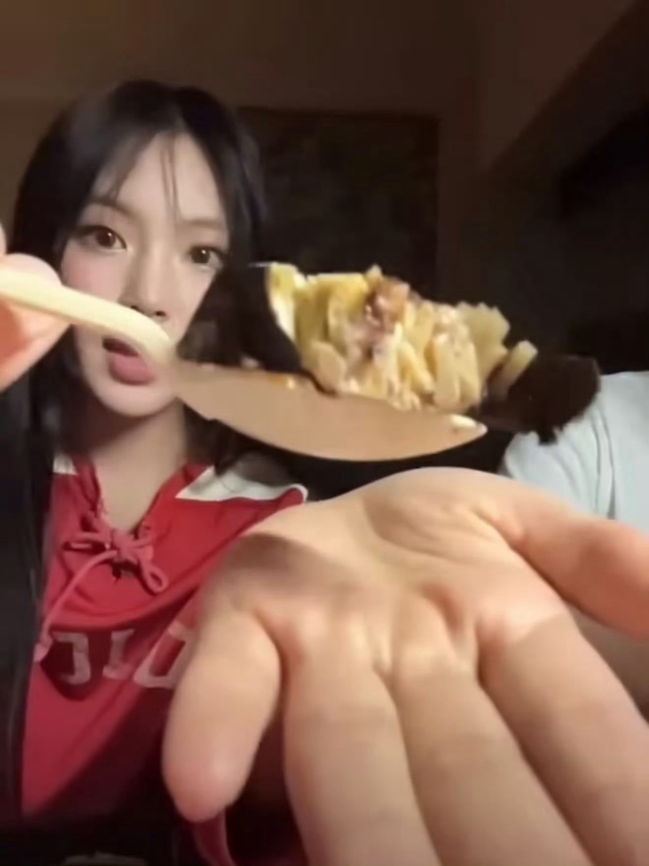 自己的脸颊鼓了之后才想起“第一口粉丝先吃”的那家伙 