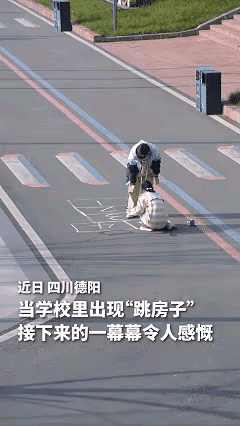 “解释不清了！”四川德阳，两个高中女生趁着课间，在上课的必经路上，用粉笔画了个