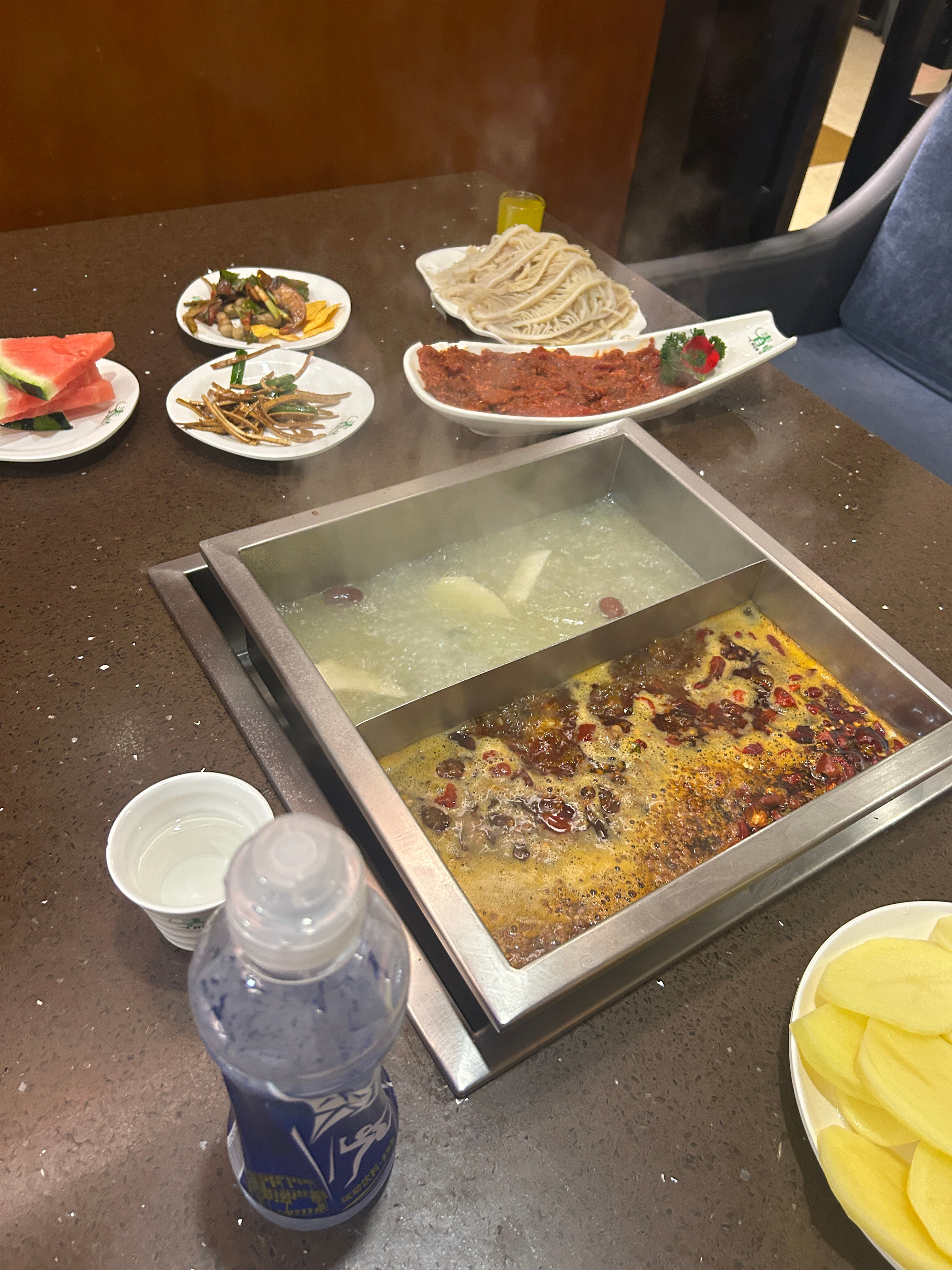 晚上的快乐必须是火锅给的。约上三五好友围坐一桌，锅底咕嘟咕嘟冒着热气，毛肚、肥牛