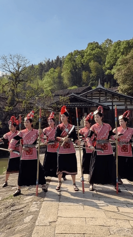 蓝盈莹我们畲族也有自己的女团蓝盈莹组了个畲族女团 蓝盈莹不愧是上过浪姐的人，直接