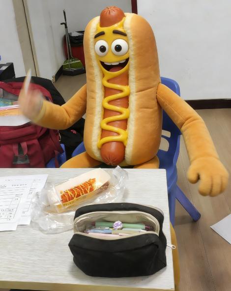 我可爱的学生们
晒图大赛
三个上晚自习的学生，你们能根据照片猜出他们各自的特点吗