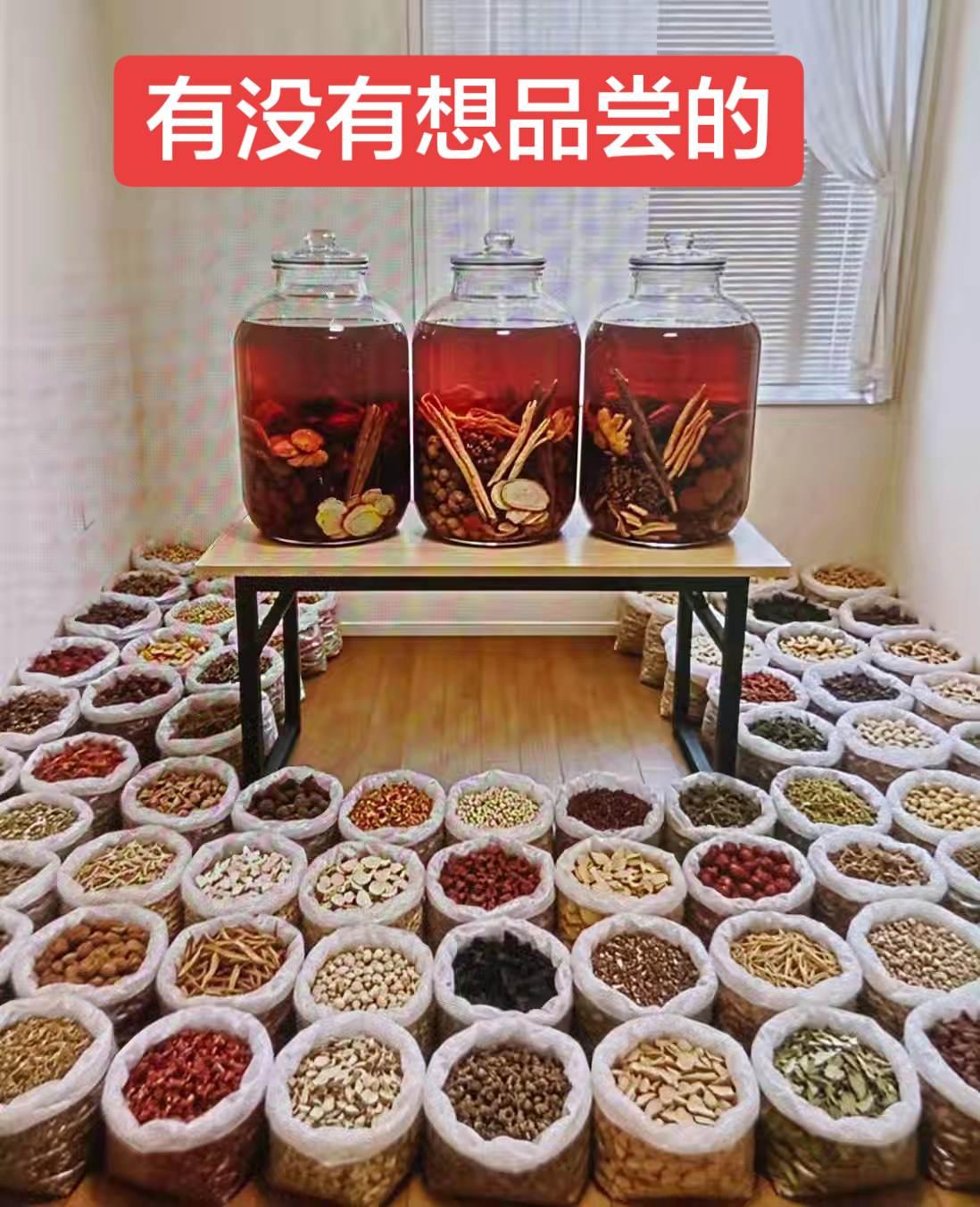 我早年走遍全国各地名山，专程寻访道门高人，拜师学艺。在道观里潜心苦修多年，把师傅