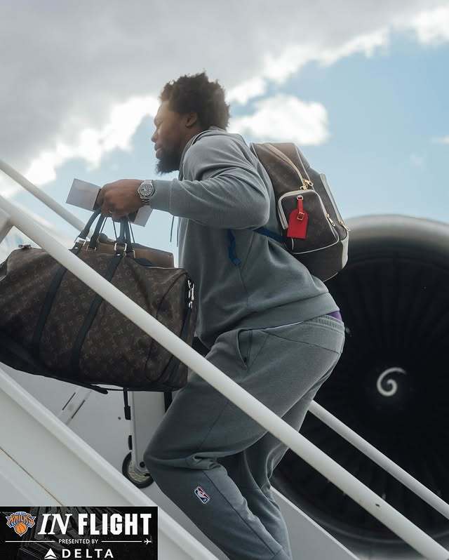 尼克斯官方发布球员登机照 “小熊”亚布塞莱翘臀格外抢眼