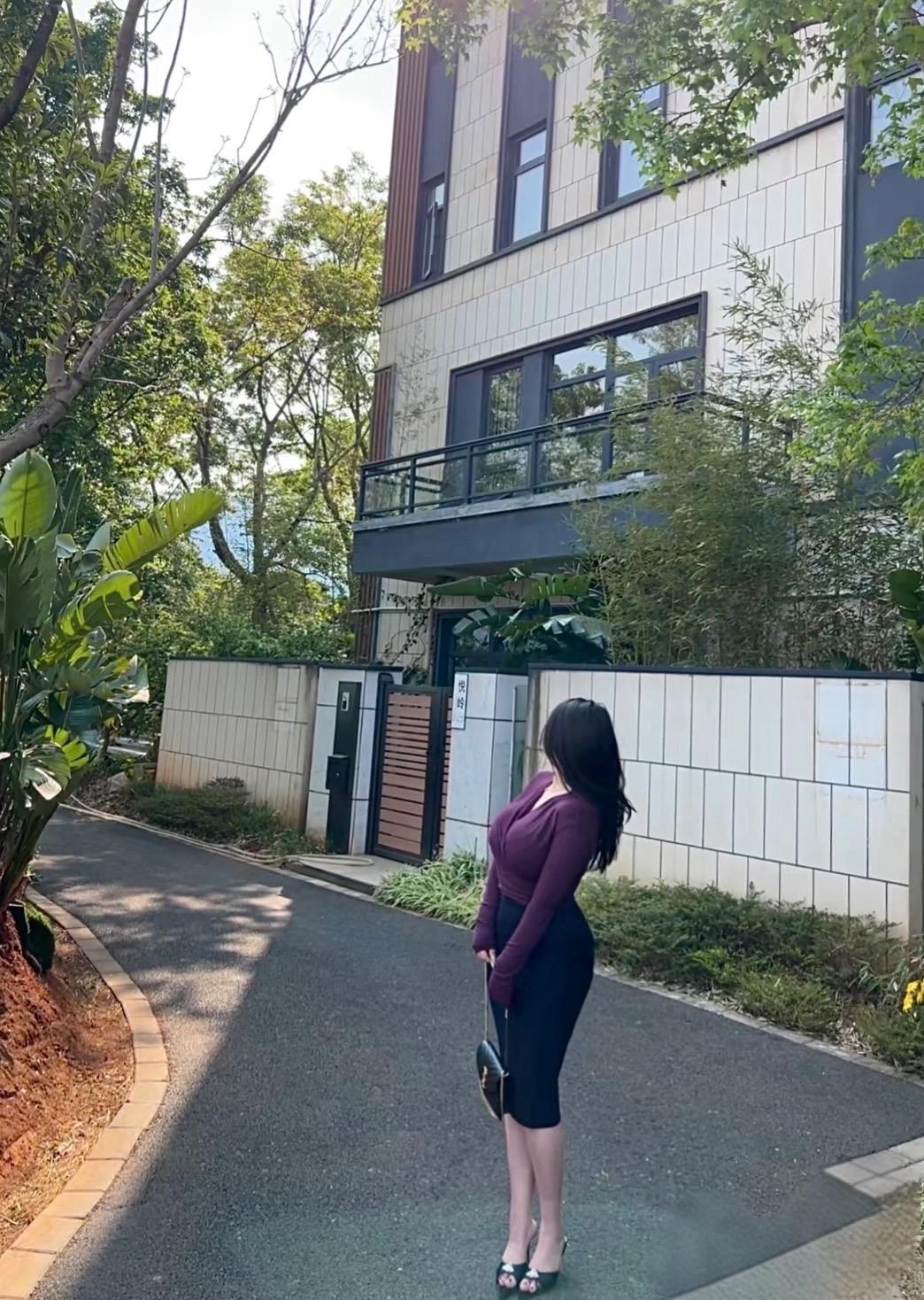 绿意掩门庭，芳菲入画来。