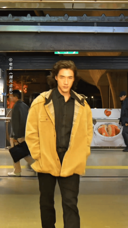 此沙谁教你用脸wink的 笑到捶桌！电影删减片段里熙蒙断发逃生帅到炸，结果结尾一