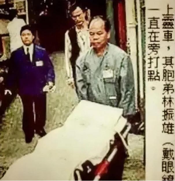 1997年，林正英因肝癌去世，工作人员运送他的遗体时留下了这张照片，可以看看到林