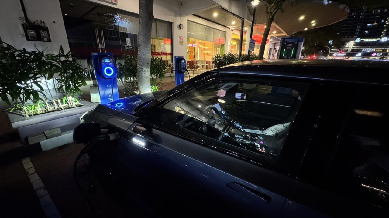 刚充完电回来，这11kW慢充口很给力
在马来西亚快充桩不算普及的国家
我这辆本田