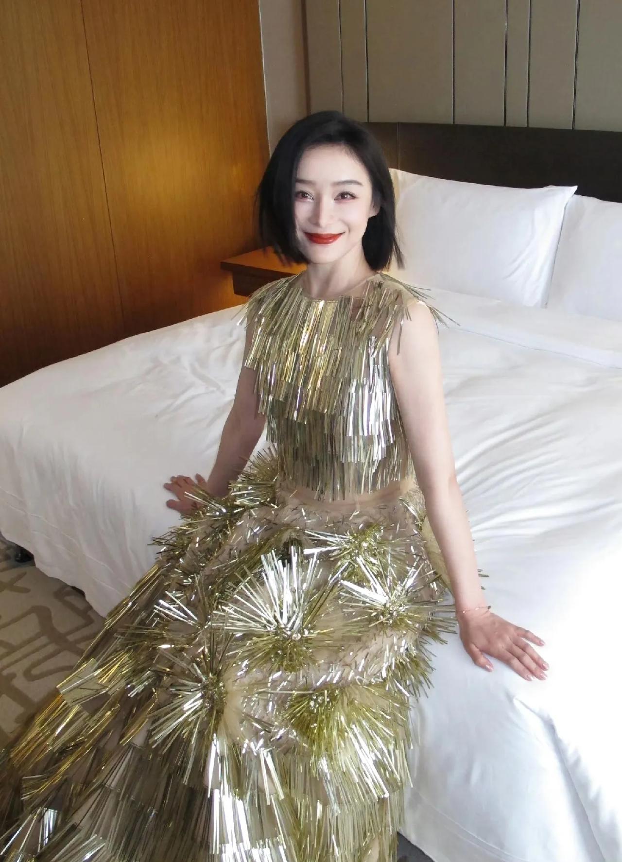 @袁姗姗 ～今天～仙女～烟花裙🎆 金鎏光映霓裳，点亮时尚之夜[比心]