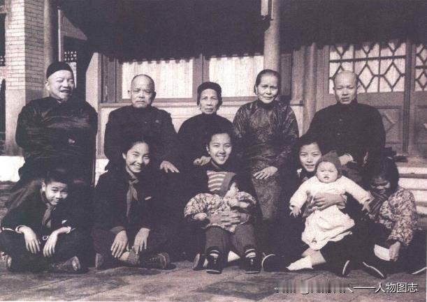 李济深夫妇与兄李少轩(后排左二)、姐李惠琼(后排左三）、秘书周泽甫(后排左五)及
