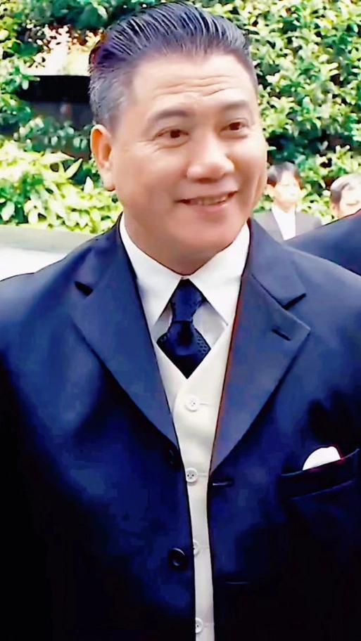 68岁的万梓良，在县城商场的简易舞台上唱一场商演，能挣15万，可他抠门到只给自己