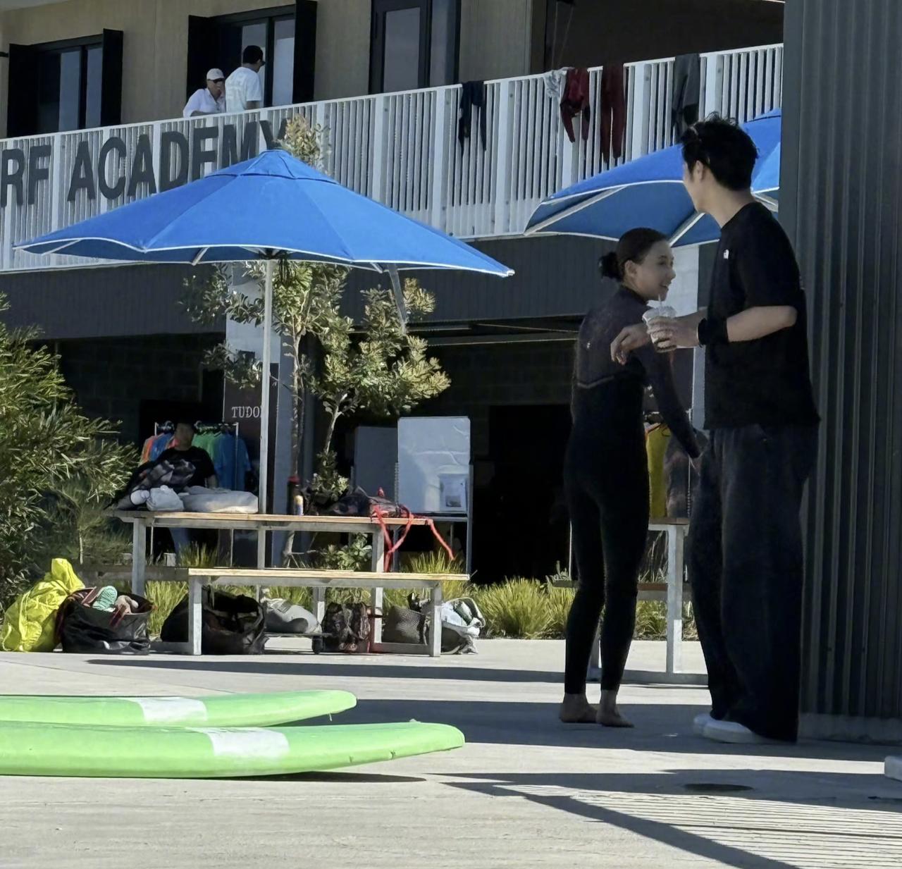 网友在澳洲偶遇何超莲和窦骁，俩人感情好着呢，婚变传闻不攻自破。之前向太说富家女下