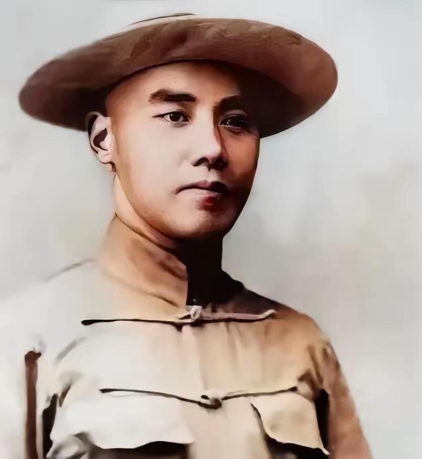 1920年，卢小嘉调戏露兰春，被黄金荣打了两耳光，第二天，卢小嘉拿枪盯着黄金荣的