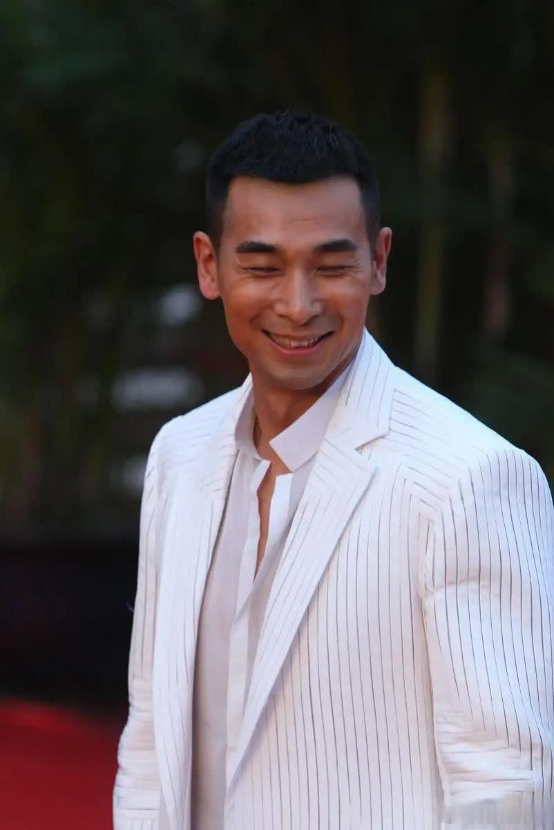 2012年，赵文卓公开怒怼甄子丹：“我在北京有十套房，我宁可以后不做演员了，也绝
