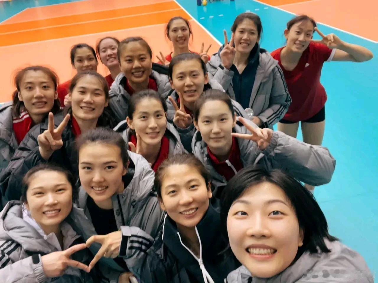 中国女排现役球员评分情况一览，李盈莹勇夺桂冠。

​1、李盈莹：100分，目前国