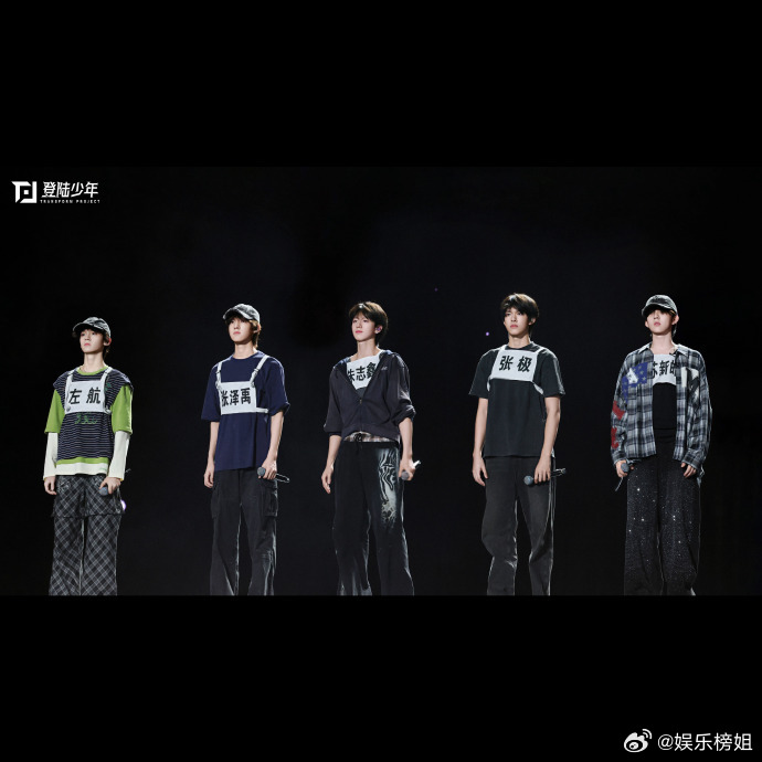 登陆少年彩排瞬间朱志鑫、张泽禹、张极、左航、苏新皓TF新年音乐会彩排瞬间！每一遍