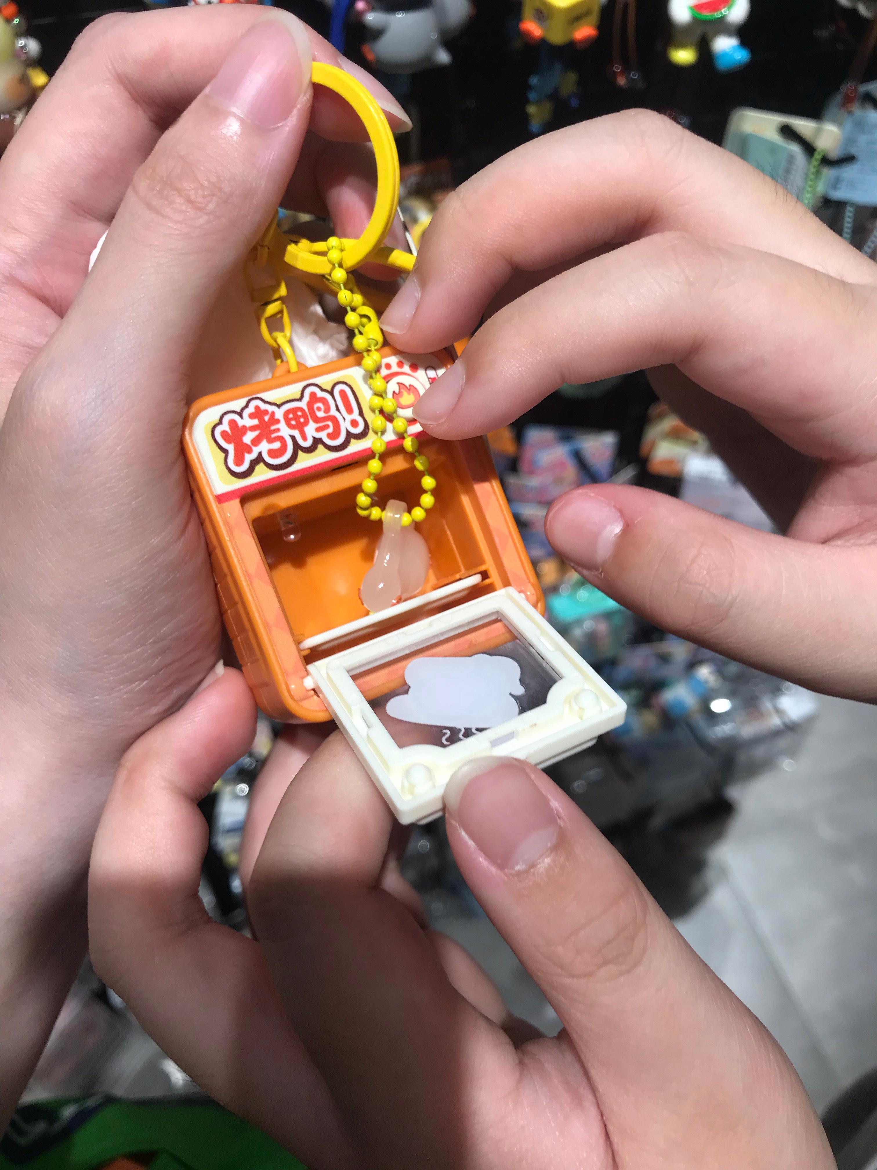 今晚逛逛饰品店好多好玩可爱的小玩具这烤鸭烤猪好搞笑[哈哈] ​​​