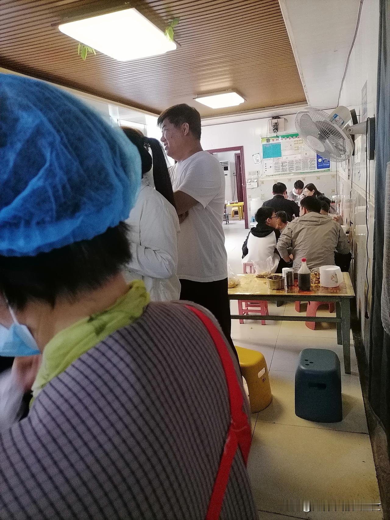 出发吧趁现在五一你们都出去玩，看小吃店忙的，都排队[笑哭]