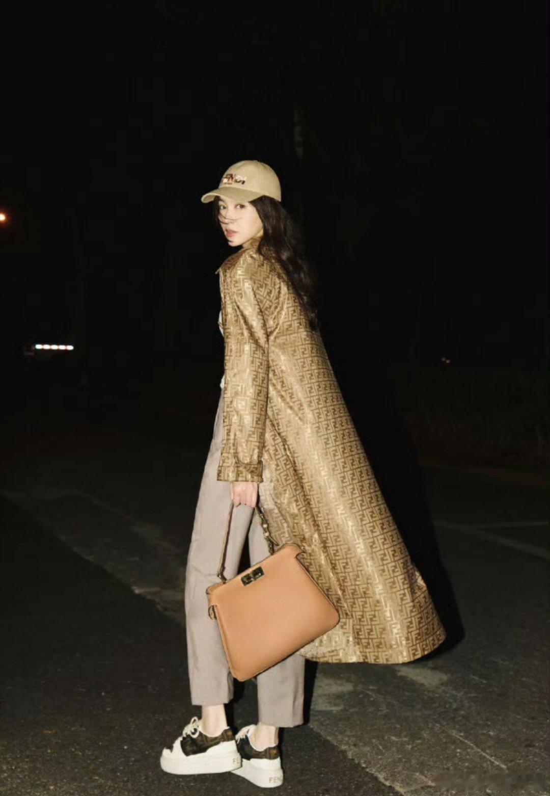 就唐嫣现在这时尚表达力的实力，应该有很多时尚资源吧，为什么现在热度不停在下降呢？