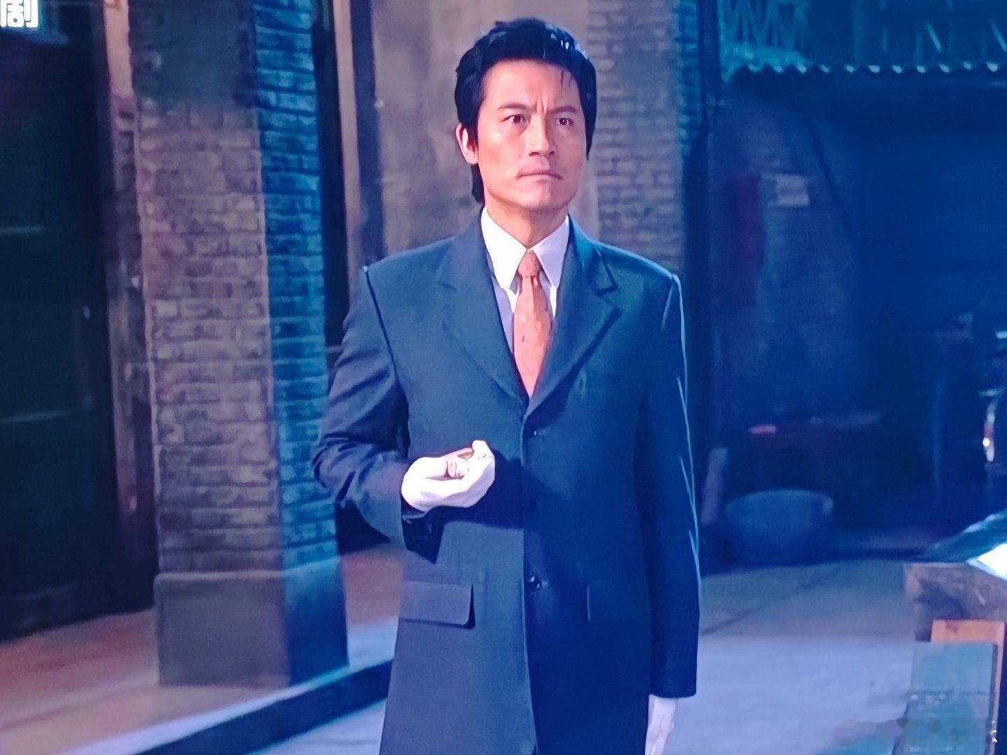 《小城大事》阵容其实不差，剧本好像不太行，演半天看不进去。倒是在《沉默的荣耀》里